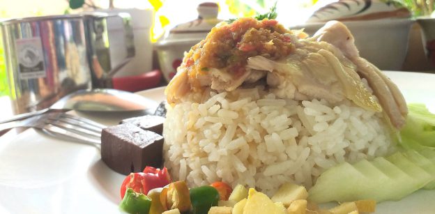 ข้าวมันไก่ ใบเตย เมืองนนท์ (steamed chicken with rice)